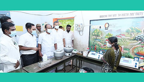 வருமுன் காப்போம் திட்டத்தின் கீழ் நடந்த சிறப்பு மருத்துவ முகாமை அமைச்சர் பெரியகருப்பன் தொடங்கி வைத்தார். அருகில் கலெக்டர் மதுசூதன்ரெட்டி, கார்த்தி சிதம்பரம் எம்.பி., சுகாதார பணிகள் துணை இயக்குநர் ராம்கணேஷ் உள்ளனர்.