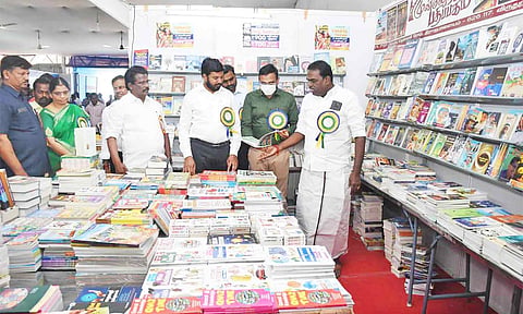 புத்தக கண்காட்சியை தொடங்கி வைத்து அரங்கினை மாவட்ட கலெக்டர் அருண் தம்புராஜ் பார்வையிட்டனர்.