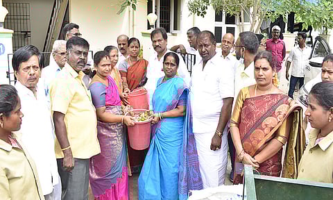 கடலூர் குண்டு உப்பலவாடி பத்மாவதி நகரில் வீடு வீடாக சென்று தரம் பிரித்து வைக்கப்பட்டு இருந்த மக்கும் குப்பை மற்றும் மக்காத குப்பை சேகரிக்கும் பணியை மாநகர மேயர் சுந்தரி ராஜா தொடங்கி வைத்தார். அருகில் துணை மேயர் தாமரைச்செல்வன் நகர தி.மு.க. செயலாளர் ராஜா உள்ளார்.