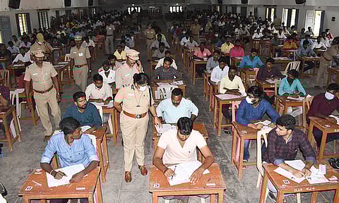 கடலூர் புனித வளனார் பள்ளியில் நடந்த சப்-இன்ஸ்பெக்டர் பணிக்கான எழுத்து தேர்வினை ஐ.ஜி ராதிகா பார்வையிட்டார், அருகில் போலீஸ் சூப்பிரண்டு சக்தி கணேசன் உள்ளார்.