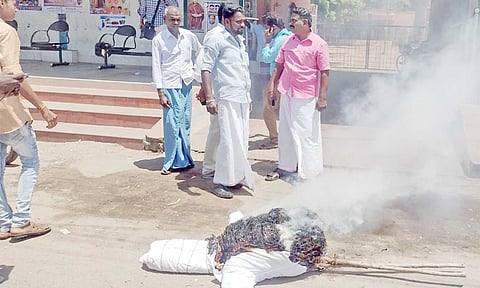 எடப்பாடி பழனிசாமி உருவபொம்மை எரிக்கப்பட்டது.