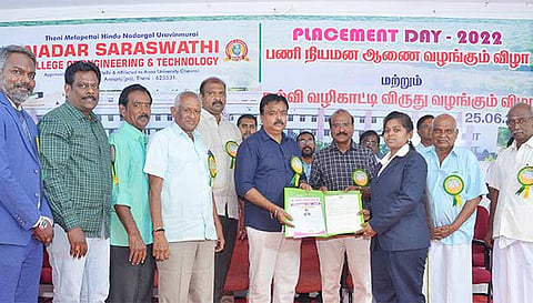 விழாவில் மாணவ-மாணவிகளுக்கு பணிநியமன ஆணை வழங்கப்பட்டது.