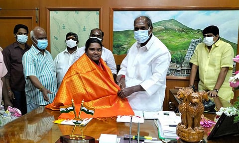 பளு தூக்கும் போட்டியில் சாம்பியன் பட்டம் வென்ற மாணவி கிருத்திகாவுக்கு முதல்-அமைச்சர் ரங்கசாமி சால்வை அணிவித்து வாழ்த்து தெரிவித்த காட்சி.