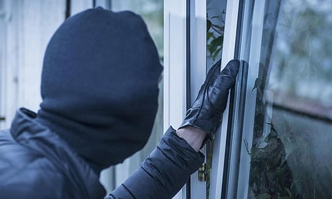 2 வீடுகளில் புகுந்து மோட்டார் சைக்கிள் செல்போன் திருடிய வாலிபர்