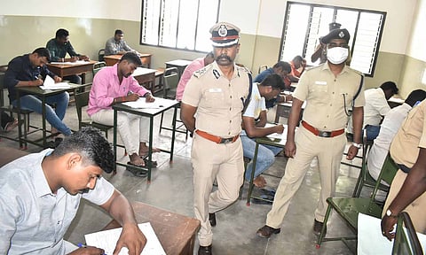 ஈரோடு மாவட்டத்தில் சப்-இன்ஸ்பெக்டர் பணிக்கு 607 போலீசார் தேர்வு எழுதினர்