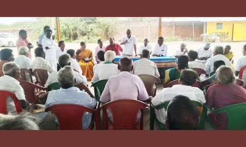 ஆரணியில் சத்துணவு, அங்கன்வாடி பணியாளர்கள் பேரவை கூட்டம் நடந்த காட்சி.
