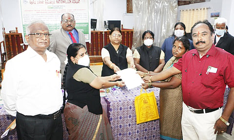 வாகன விபத்து இழப்பீடாக ரூ.13 லட்சத்திற்கான காசோலையை மாவட்ட முதன்மை அமர்வு நீதிபதி வசந்த லீலா வழங்கினார்.