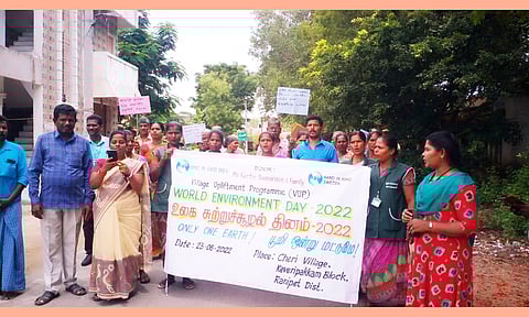 சோளிங்கர் அடுத்த அய்யம்பேட்டை கிராமத்தில் உலக சுற்றுச்சூழல் தினம் முன்னிட்டு மகளிர் குழுக்கள் ஊர்வலமாகச் சென்ற போது எடுத்த படம்.