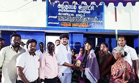 மாணவர்களுக்கு பரிசு வழங்கிய போது எடுத்த படம்.