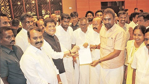 ஜவுளித்துறையை காக்க நடவடிக்கை எடுக்க வேண்டும்- மத்திய மந்திரி பியூஸ் கோயலிடம் முன்னாள் அமைச்சர் எஸ்.பி.வேலுமணி கோரிக்கை