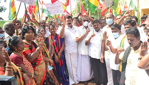 சிங்காநல்லூர் ரெயில் நிலையத்தை முற்றுகையிட்டு போராட்டம்