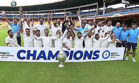 கோப்பையுடன் மத்திய பிரதேசம் அணி