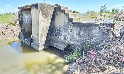 பழுதடைந்த நிலையில் காணப்படும் நீர்தேக்கம்.