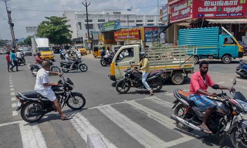 டி.கே.டி. மில் நால்ரோடு சந்திப்பில் போக்குவரத்து நெரிசல் ஏற்படுவதை படத்தில் காணலாம். 