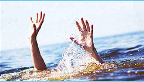 குளத்தில் மூழ்கி சிறுவன்-முதியவர் சாவு