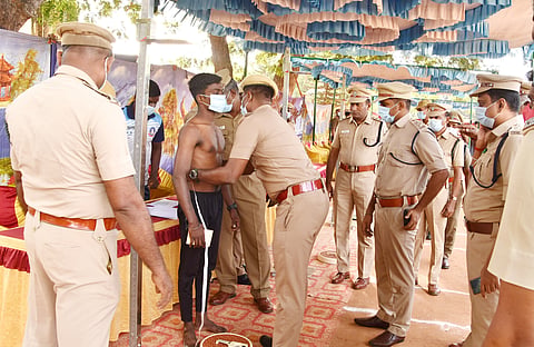 கடலூர் ஆயுதப்படை மைதானத்தில் ஊர்க்காவல் படை வீரர்கள் உடல்தகுதி தேர்வு நடைபெறுவதை போலீஸ் சூப்பிரண்டு சக்தி கணேசன் பார்வையிட்டார்.
