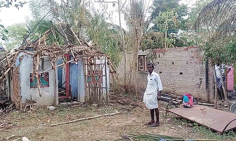 தீ விபத்தில் எரிந்து நாசமான கூரை வீடு.