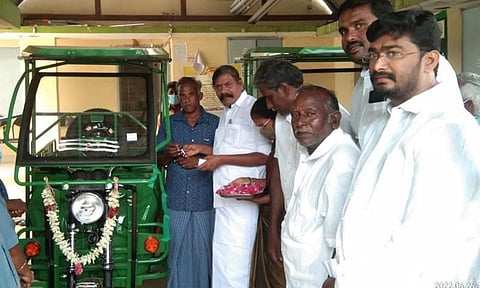 தூய்மை பணியாளர்களுக்கு குப்பைகளை சேகரிக்க பேட்டரி வாகனங்கள்