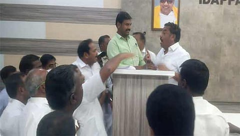 தி.மு.க. அ.தி.மு.க. கவுன்சிலர்கள் வாக்குவாதத்தில் ஈடுபட்ட காட்சி.