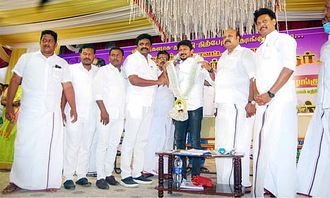 விழாவில் உதயநிதி ஸ்டாலின் எம்.எல்.ஏ,வுக்கு மேயர் சண்.ராமநாதன் மாலை அணிவித்தார்.
