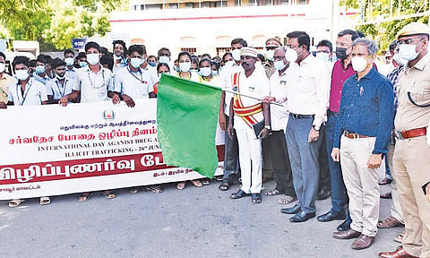 போதை ஒழிப்பு தின விழிப்புணர்வு பேரணியை கலெக்டர் தினேஷ் பொன்ராஜ் ஆலிவர் கொடியசைத்து தொடங்கி வைத்தார்.