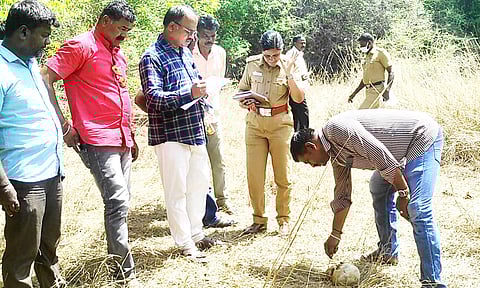 எலும்பு கூடுகளை கைப்பற்றி விசாரணை நடத்திய போலீசார்.