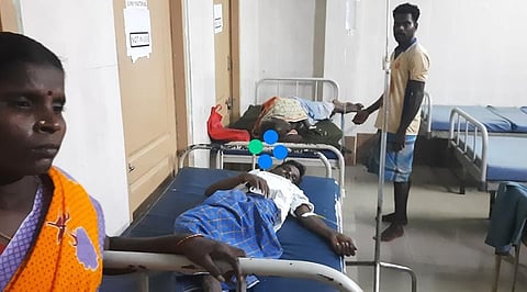 பண்ருட்டி அரசு ஆஸ்பத்திரியில் சிகிச்சை பெறுவர்களை படத்தில் காணலாம். 