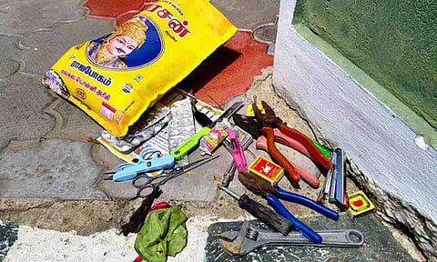போலீசார் சோதனையில் சிக்கிய பொருட்கள். 