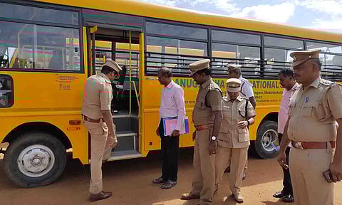 அதிகாரிகள் பள்ளி வாகனங்களை ஆய்வு செய்த காட்சி.