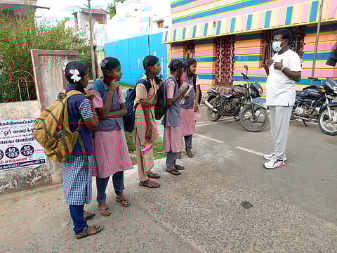 திண்டிவனத்தில் கொரோனா பரவல் முன்னெச்சரிக்கை குறித்து விழிப்புணர்வு வழங்கப்பட்டது.