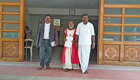 பட்டா மற்றும் மின்சாரம் கேட்டு கோர்ட்டில் மனு அளித்த மாணவி மதிஸ்ரீ.