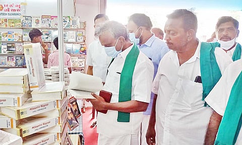 தமிழ்நாடு விவசாய சங்கங்களின் ஒருங்கிணைப்புக்குழு தலைவர் பி.ஆர்.பாண்டியன் புத்தக கண்காட்சியை பார்வையிட்டார்.