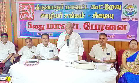 திருவாரூரில் கூட்டுறவு ஊழியர் சங்க கூட்டம் நடந்தது.