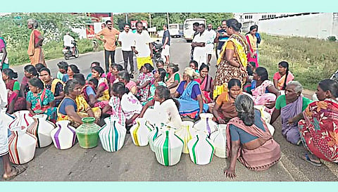 சாலை மறியலில் ஈடுபட்ட பெண்கள்.