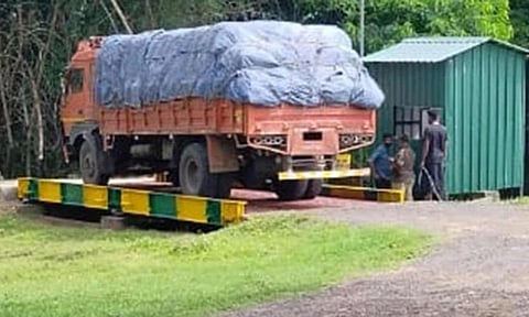 எடை மேடையில் வாகனங்களின் சோதனை ஓட்டம் தொடங்கியது