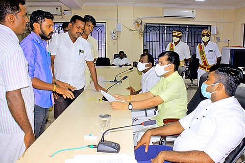 பூ மார்க்கெட் சாலையை சீரமைக்ககோரி மனு கொடுத்த வியாபாரிகள்.