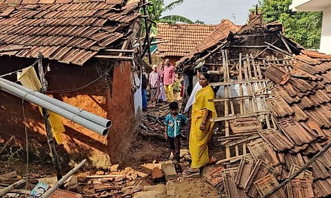 காட்டுயானை தாக்கியதில் 2 வீடுகள் சேதம்