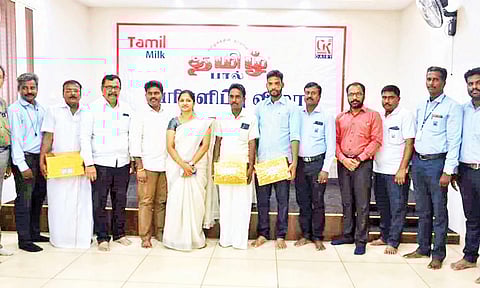 தமிழ்பால் நிறுவனத்தில் விற்பனை வளர்ச்சியை அதிகப்படுத்திய விநியோகஸ்தர்களுக்கு செயல் இயக்குனர் தியாகராஜன், ஆலோசகர் செல்வன்ராஜ், விற்பனைதுறை மற்றும் மனிதவள மேம்பாடு ஆலோசகர் கார்த்திக் ஆகியோர் பரிசு வழங்கி பாராட்டினர்.