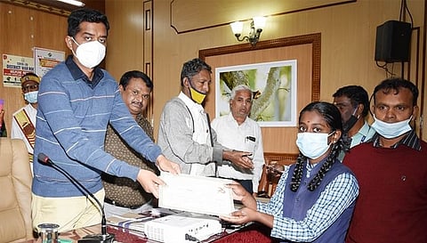 நீலகிரியில் பேச்சு, கட்டுரைப்போட்டியில் வென்ற மாணவர்களுக்கு பரிசு