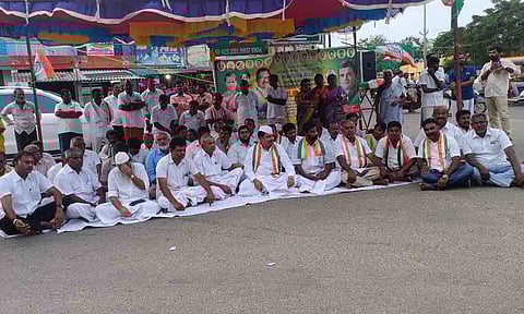 போராட்டத்தில் பங்கேற்றவர்கள். 