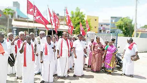 கோரிக்கைகளை வலியுறுத்தி விவசாய சங்கங்கள் ஆர்ப்பாட்டம்