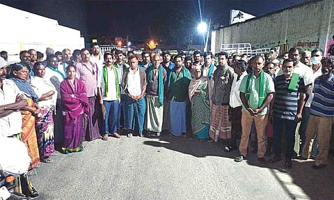 திருப்பூர் பல்லடம் சாலை தென்னம்பாளையம் பகுதியில் உழவர் சந்தையில் விவசாயிகள் போராட்டத்தில் ஈடுபட்ட போது எடுத்த படம்.