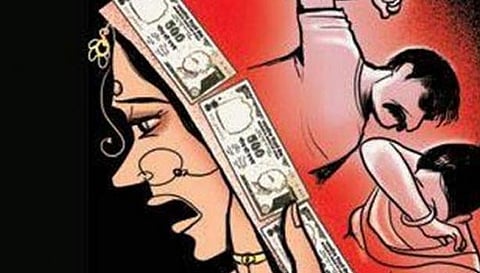 வரதட்சணை கேட்டு மனைவியை பெற்றோர் வீட்டில் விட்டு சென்ற வங்கி ஊழியர்