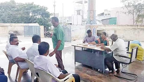 ஏலம் நடந்தபோது எடுத்தப்படம்.