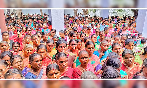 கால்நாட்டு விழாவில் கலந்து கொண்ட பெண்களின் ஒரு பகுதியினர்.