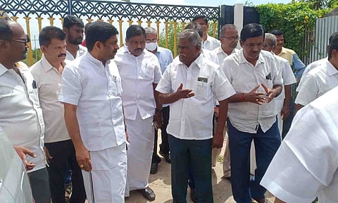 ஆய்வில் ஈடுபட்டுள்ள மேயர் தினேஷ்குமார்.