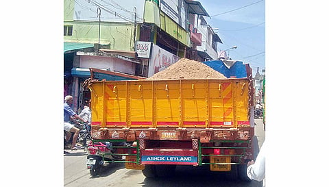 தார்பாய் கொண்டு மூடாமல் மணல் ஏற்றிச்செல்லும் லாரிகளால் வாகன ஓட்டிகள் அவதி