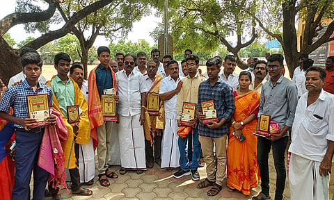 கள்ளக்குறிச்சி நகர மன்ற தலைவர் அரசு பள்ளி மாணவர்களை பாராட்டி, நினைவு பரிசு வழங்கினார்.
