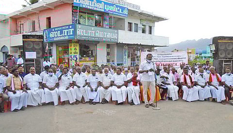 களக்காட்டில் அனைத்து கட்சியினர் ஆர்ப்பாட்டம் நடத்திய போது எடுத்தபடம்.