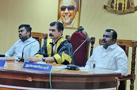 கூட்டத்தில் மேயர் சரவணன் பேசிய காட்சி. அருகில் துணைமேயர் கே.ஆர்.ராஜூ, மாநகராட்சி கமிஷனர் சிவகிருஷ்ணமூர்த்தி ஆகியோர் உள்ளனர்.